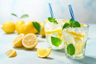 turkuaz arka plan üzerinde taze limon ile limonata iki bardak