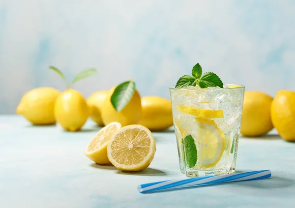 Lemoniada z cytryną i miętowym, zimny orzeźwiający napój. Zdrowy i detox napój wodny. — Zdjęcie stockowe