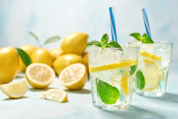 两杯柠檬水与新鲜的柠檬绿松石背景 — 图库照片