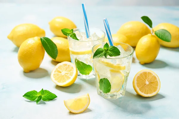 Sumo de limonada doce e azedo frio com hortelã nos óculos — Fotografia de Stock