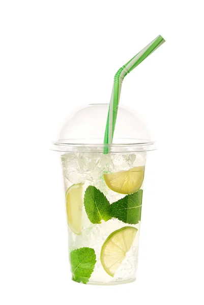 mojito kokteyl beyaz arka plan üzerinde plastik fincan izole.