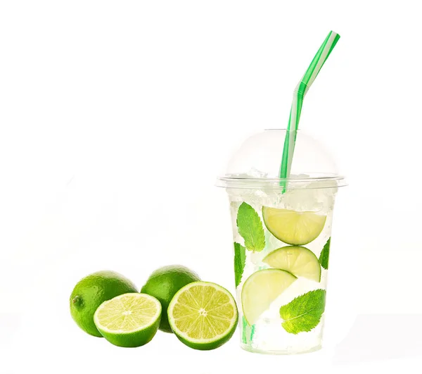 Mojito cocktail geïsoleerd in plastic Cup op witte achtergrond. — Stockfoto
