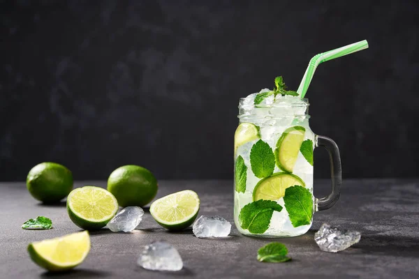Frischer Mojito-Cocktail mit Limettenscheiben, Eiswürfeln und frischer Minze — Stockfoto