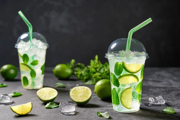 Coctel de verano mojito en una taza de plástico transparente en un bac negro —  Fotos de Stock