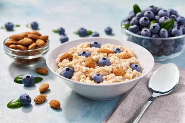 Breakfa için taze yaban mersini ve badem ile ev yapımı yulaf ezmesi