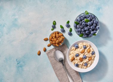 Breakfa için taze yaban mersini ve badem ile ev yapımı yulaf ezmesi