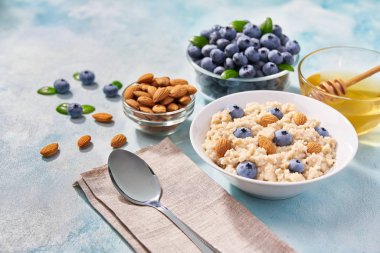 seramik kase de yaban mersini ve badem ile kahvaltılık tahıllar  