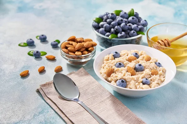 seramik kase de yaban mersini ve badem ile kahvaltılık tahıllar  