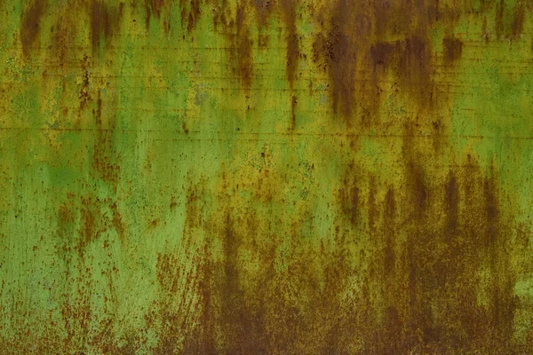Іржаво-зелена пофарбована металева стіна. Металева поверхня іржавіла плямами . — стокове фото