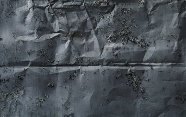 W üzerinde darbe ve deformasyon izleri ile kasvetli gri duvar