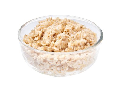 Beyaz arka planda yulaf ezmeli kase.