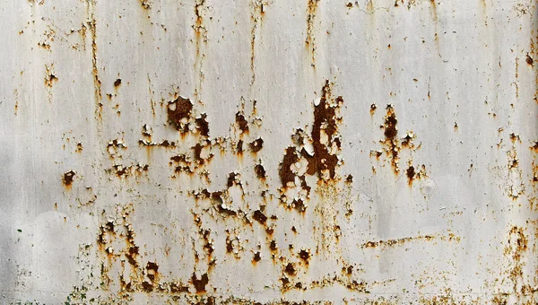 Іржаві білі пофарбовані металеві стіни. Металева поверхня іржавіла плямами . — стокове фото
