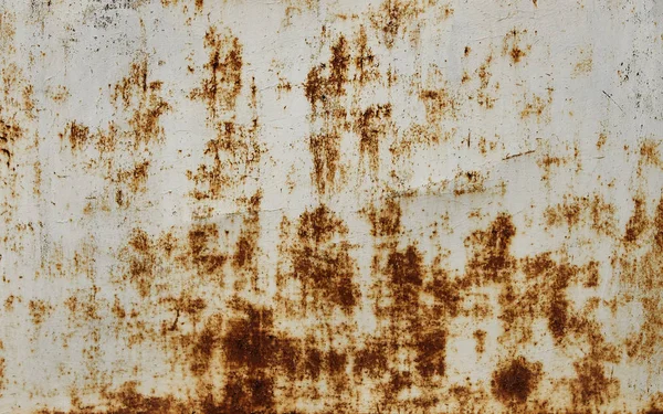 Σκουριασμένο λευκό βαμμένο μεταλλικό τοίχο. Η μεταλλική επιφάνεια σκουριασμένη κηλίδες. — Φωτογραφία Αρχείου