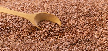 Tahta kaşıkta yakın plan keten tohumu. Kalp hastalıklarını ve aşırı kiloları önlemek için sağlıklı yiyecekler..