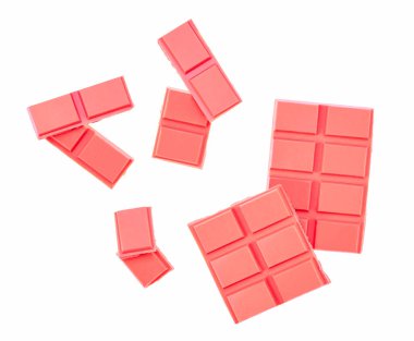Beyaz arka planda izole edilmiş çilekli çikolata parçaları. Pembe çikolata parçaları.