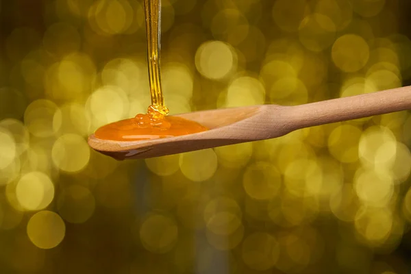 Honung Droppar Träsked Guld Bakgrund Ekologisk Honung Som Flyter Trädykare — Stockfoto