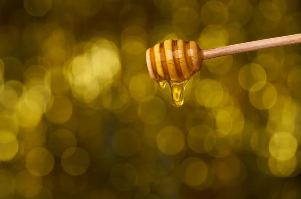 Tlustý Med Kapající Medové Lžíce Dvě Kapky Žlutém Pozadí Zblízka — Stock fotografie