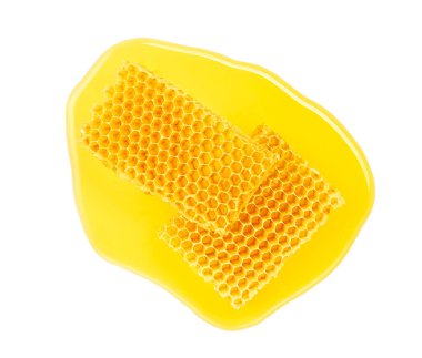 Balmumu bal peteği, beyaz arkaplanda izole edilmiş sarı doğal bal..