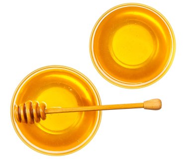 Beyaz arkaplanda izole edilmiş doğal bal kavanozu.