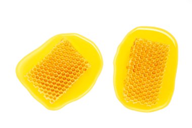 Balmumu bal peteği, beyaz arkaplanda izole edilmiş sarı doğal bal..