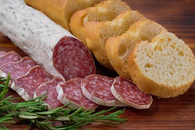 Fuet - geleneksel Katalan ince kurutulmuş domuz sosisi ve tuhaf bir tadı var..