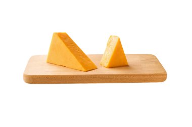 Beyaz arka planda izole edilmiş kesme tahtasındaki olgun çedar peyniri parçası. Çedar peyniri .