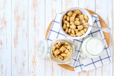 Çocuklar için hızlı bir kahvaltı: sütlü mısır yastığı. Kuru kahvaltı. Sağlıklı kahvaltı ve gevrek yastıkları.