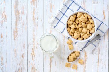 Çocuklar için hızlı bir kahvaltı: Sütlü lezzetli mısır yastıkları, üst manzara. Kuru kahvaltı..