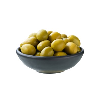 Beyaz arka planda izole edilmiş siyah seramik kasede marine edilmiş yeşil zeytinler..