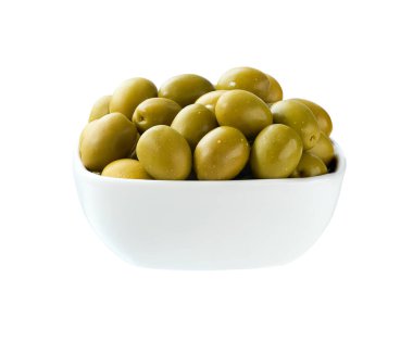 Beyaz arka planda izole edilmiş yeşil zeytinli seramik kâse..