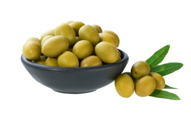 Beyaz arka planda izole edilmiş yeşil zeytinli siyah kase..