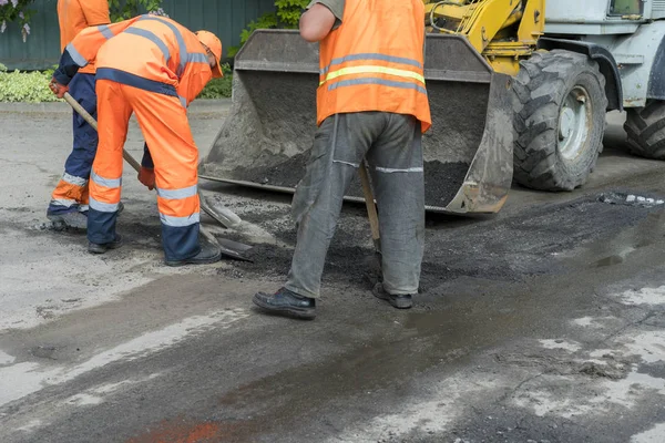 İşçilerin bir yol inşaat, sanayi ve takım çalışması. fayans ustası makine sırasında Road works onarımı sokak asfaltlama, inşaatçılar işçi