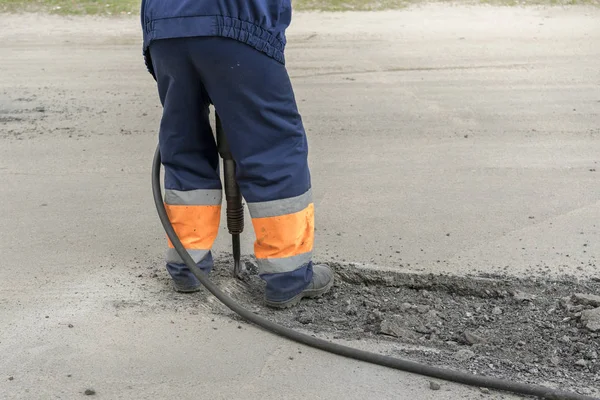 Reparación Carreteras Trabajador Está Reparando Carretera Hombre Está Trabajando Con — Foto de Stock