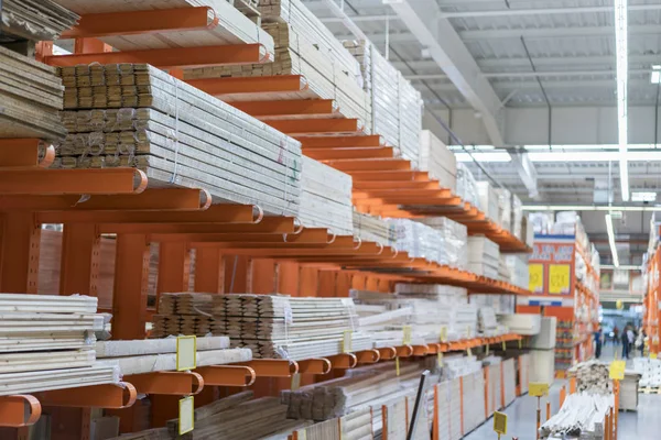 Panoları Yapı Market Paketli. Kuru düz panoları birlikte yığılmış. yakın çekim. İnşaat malzemeleri. Ahşap inşaat ve onarım için çeşitli ambar.