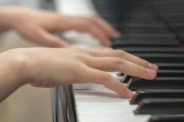 Çocuk el piyano çalıyorsun. Çocuğun el piyano tuşlarını
