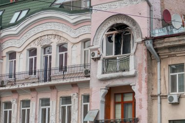 Yangından sonra evin cephe. Yanık daire çevresinde kurum duvarından kararmış. Alevler pencere ve balkon zarar. Daire bir yangından sonra