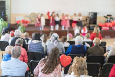 Anne anaokulu performans çocuklarda izliyor. Anaokulu çocuk tatil. Sahne Alanı'ndaki koridorda anaokulunda çocukların konuşma