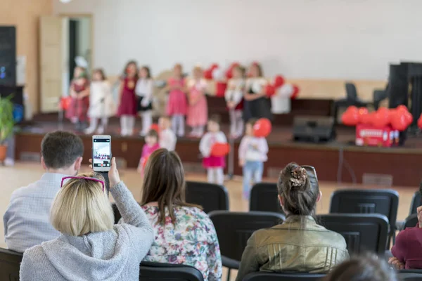 Rodzice Obserwują Działania Dzieci Przedszkolu Wakacje Dla Dzieci Przedszkolu Mowy — Zdjęcie stockowe