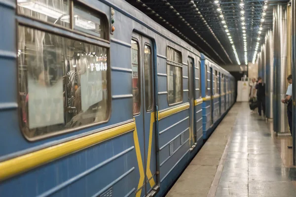 Comboio do metro na plataforma. Comboio azul do metro na estação de metro. foco selecionado — Fotografia de Stock