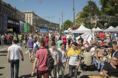 Kiev, Ukrayna - 26 Mayıs 2018 İspanyol taraftarları fan zone Kiev Khreshchatyk'a Şampiyonlar Ligi final 2018 Liverpool vs Real Madrid Kiev, Ukrayna için bekleyen Caddesi üzerinde kişi ile fotoğraf çekme