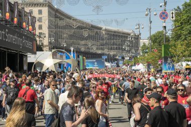 Kiev, Ukrayna - 26 Mayıs, 2018 hayranları Fc Liverpool Şampiyonlar eğlenmek ve Kiev merkezi Khreshchatyk'a Str Tarih fan bölgedeki bira içmek League Kiev'de son takım destek geldi