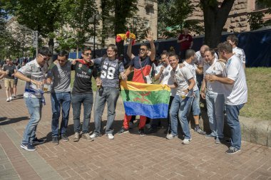Kiev, Ukrayna - 26 Mayıs 2018 İspanyol taraftarları fan zone Kiev Khreshchatyk'a Şampiyonlar Ligi final 2018 Liverpool vs Real Madrid Kiev, Ukrayna için bekleyen Caddesi üzerinde kişi ile fotoğraf çekme