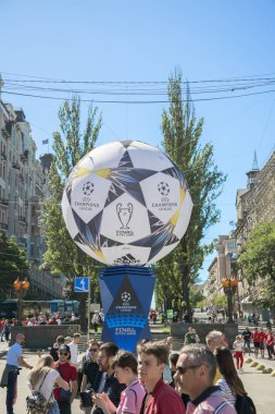 Kiev, Ukrayna - 26 Mayıs 2018 İspanyol taraftarları fan zone Kiev Khreshchatyk'a Şampiyonlar Ligi final 2018 Liverpool vs Real Madrid Kiev, Ukrayna için bekleyen Caddesi üzerinde kişi ile fotoğraf çekme
