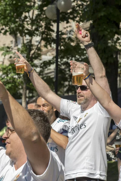 KIEV, UKRAINE - 26 de maio de 2018 fãs espanhóis tirando fotos com pessoas na zona de fãs em Kiev na rua Khreshchatyk esperando pela final da Liga dos Campeões 2018 Liverpool vs Real Madrid em Kiev, Ucrânia — Fotografia de Stock