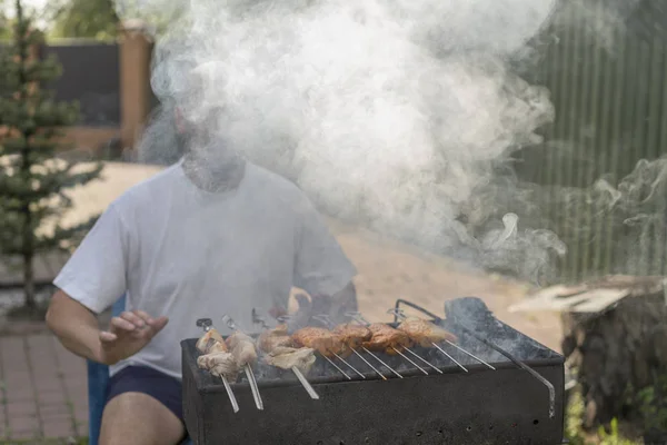 Homem Com Uma Barba Perto Fogo Carne Frita Grelhada Salsichas — Fotografia de Stock