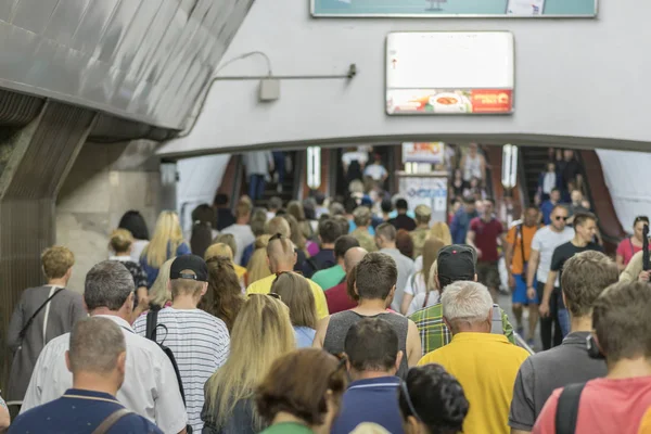 Ludzie Schodów Ruchomych Metrze Ludzie Schody Ruchome — Zdjęcie stockowe