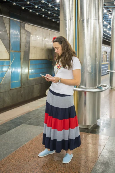 Piękne Kobiety Platformie Czekając Metro Pomocą Smartfona — Zdjęcie stockowe