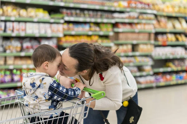 Anya Óvatosan Csókok Fia Szupermarketben — Stock Fotó