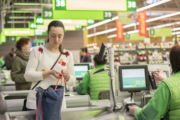 Markette kasada güzel orta yaşlı kadın.