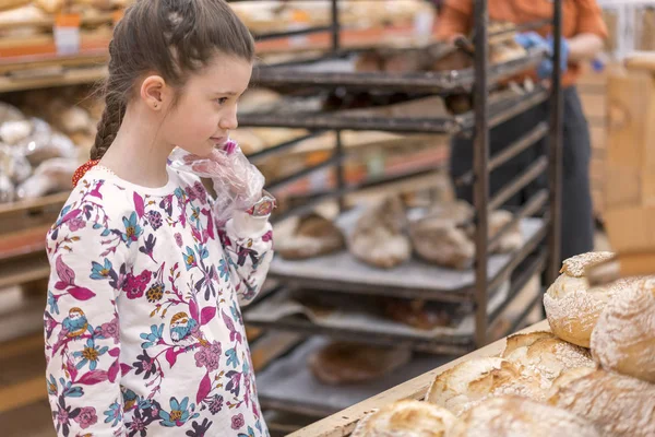 Маленькая Девочка Выбирает Хлеб Магазине — стоковое фото